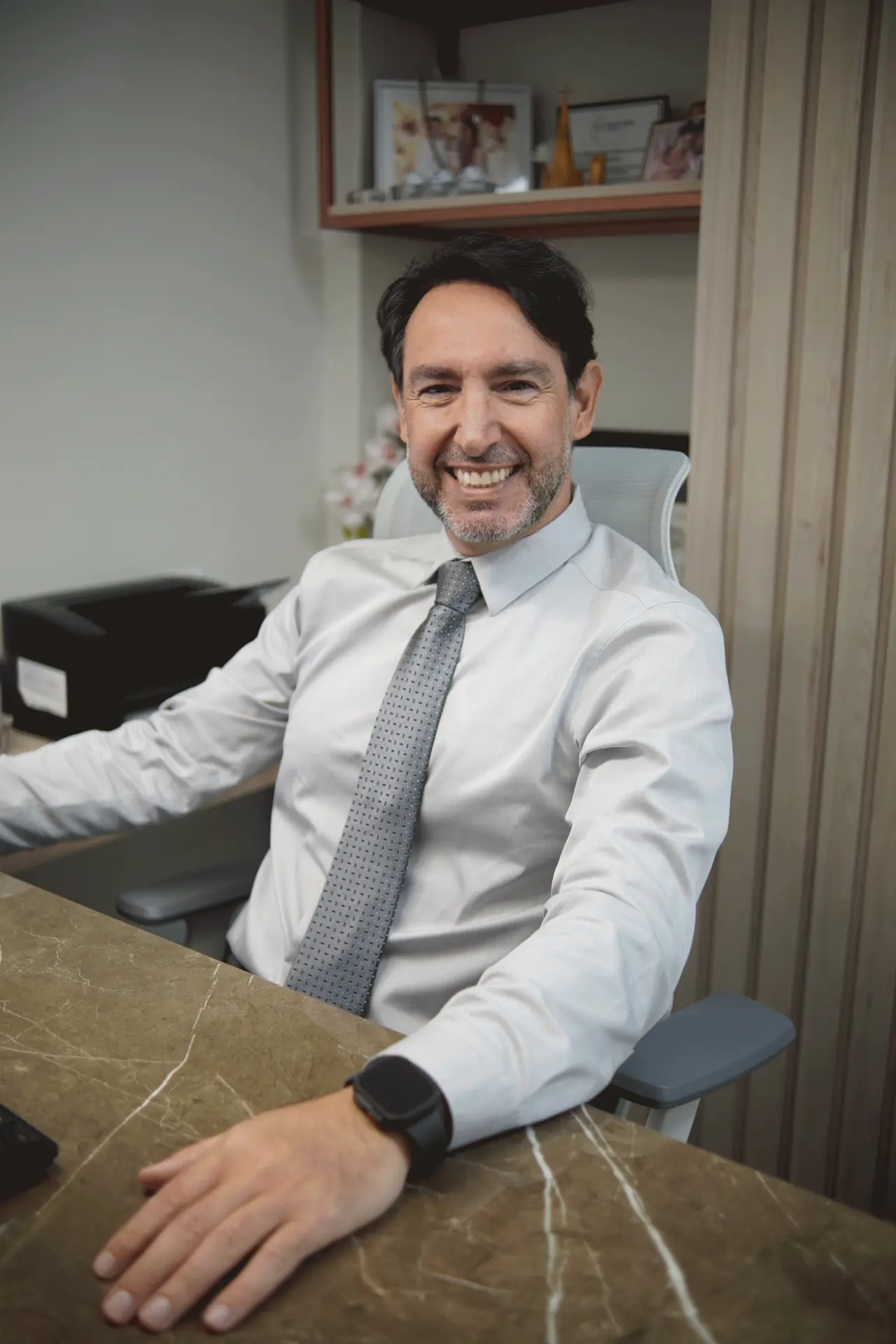 Dr. Kelston Felice em seu consultório