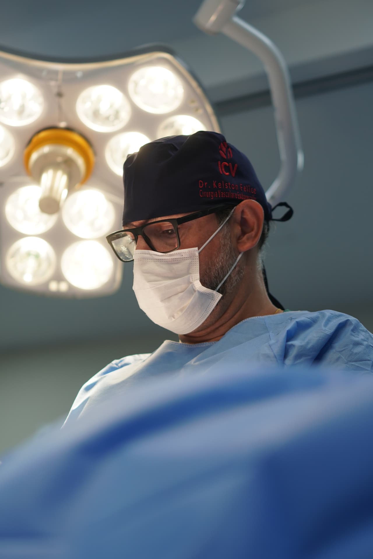 Dr. Kelston Felice em traje cirúrgico durante procedimento