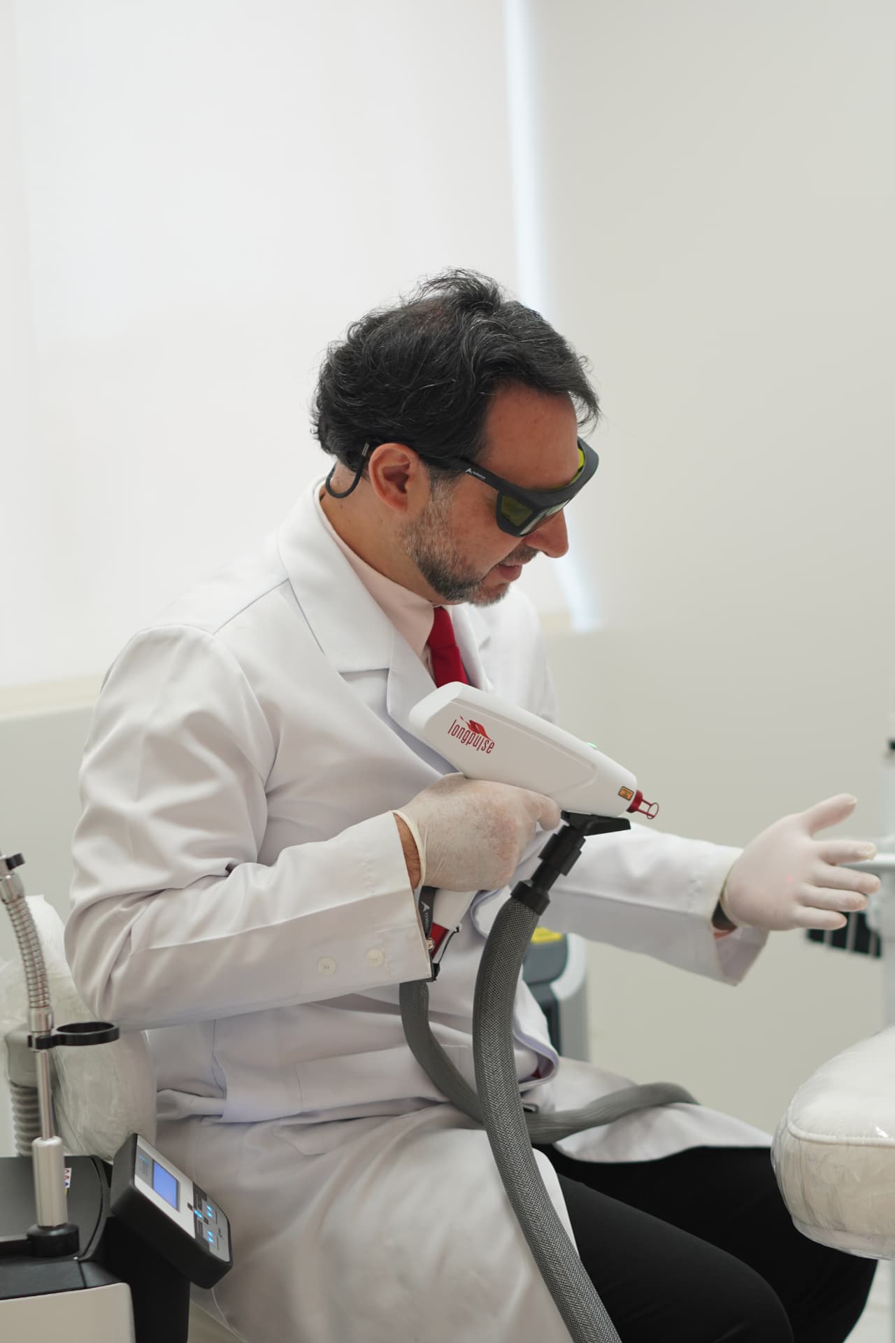 Dr. Kelston aplicando laser transdérmico em consultório
